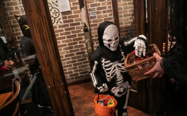 Americans Say They’re Going Trick-Or-Treating Despite Pandemic